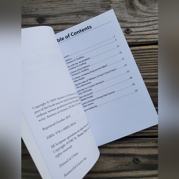 📚 A Pocket Guide To... A Young Earth - Picture 2 of 3